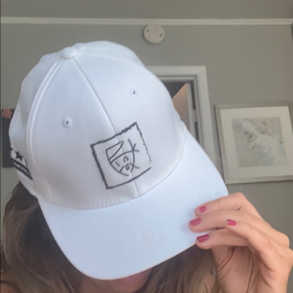 Pink fox Women’s large white hat